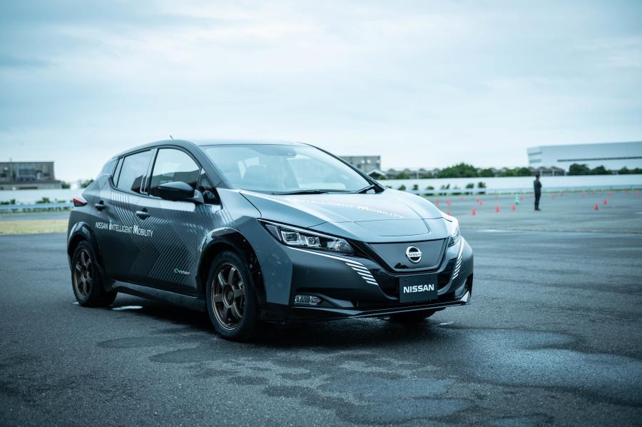  Nissan Leaf All-Wheel-Control Test Сar 2019 года  (фото 13 из 19)